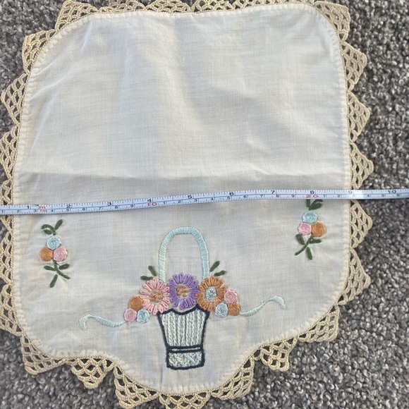 2/$15 Vintage Floral Flower Basket Embroidered Dolly Mat - Picture 8 of 8